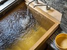 客室内湯( 3つの源泉ヒノキ風呂 )