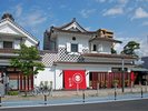 【当館から徒歩で15分】歴史的な建物を活用した商業施設で、地元の食や文化を楽しめる「紅の蔵」