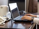 客室デスクは簡単なPC作業もストレスなくできる広さです。Wi-Fiもご利用ください。