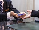 【チェックイン】お疲れさまでした。ルームキーと一緒に、快適な滞在のスタートをお届けします。