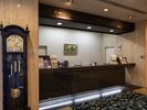 【フロントロビー】木目調×やさしい照明。落ち着きと温かみのある空間でお出迎えします。