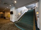 【館内・宴会場への階段】館内には大小さまざまな宴会場が。会議やご会食にもご利用ください。