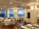 【朝食会場】清潔感あふれる広々空間。落ち着いた雰囲気の中で朝食タイムをゆったりと。