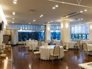 【朝食会場】清潔感あふれる広々空間。落ち着いた雰囲気の中で朝食タイムをゆったりと。