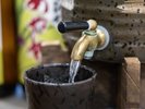 【焼酎サービス】氷を入れて、ロックで一杯。地元焼酎をセルフで楽しめる贅沢時間をどうぞ。