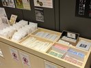 【アメニティバー】フロントに各種アメニティとガウンをご用意しております。