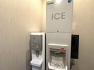 【ウォーターサーバー&製氷機】館内1階にございます。