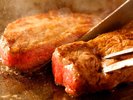 鉄板焼きならではの目の前で仕上げるパフォーマンスは、見ても美味しい!
