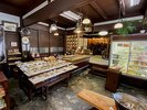 <三松(さんまつ)>多くの大皿料理が並ぶ店内は、まさに近江八幡の台所。朝食は奥のお座敷で