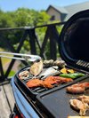 自然の中でBBQ。各部屋の個別のBBQスペース完備。
