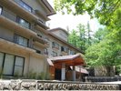 緑に囲まれた白船グランドホテル外観