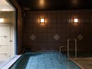 こぢんまりと落ち着く浴槽。ほどよい距離感で、ゆったりと湯浴みを楽しめる、癒しの空間です。