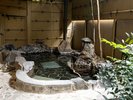 岩露天風呂こぢんまりと落ち着く浴槽。ほどよい距離感で、ゆったりと湯浴みを楽しめる、癒しの空間です。