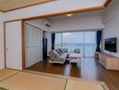 【タイプB 和洋室】約12畳のリビング・ダイニングに、6畳の和室スペースを備えた客室。
