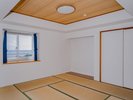 【タイプC 和洋室】約15畳のリビング・ダイニングに8畳の和室スペースを備えた客室。