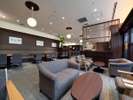 1F 花岡DINING & BAR(ラウンジスペースとソファ席)