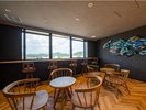 ジ・アラウンドフロア専用ラウンジ。ソフトドリンクやアルコールが無料でご利用可能です。