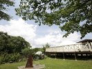テントと芝生の庭の焚火台