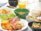 和洋中のバイキングにてお召し上がりください。