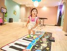 【キッズエリア】音楽が鳴る鍵盤パットやドラムで遊べます。