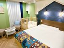 添い寝が出来るベビーベッドを完備した、小さなお子様連れのご旅行におすすめのお部屋です。