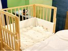 添い寝が出来るベビーベッドを完備した、小さなお子様連れのご旅行におすすめのお部屋です。