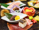 2025年9月10月《お献立一例》前菜:季節の前菜(焼目栗・プチ焼芋・炙り秋刀魚寿司・銀杏・他)♪