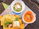 2026年3月4月《お献立一例》前菜:よもぎ豆腐の桜海老と花びら百合根添、こごみ、春子鯛棒寿司ほか♪