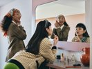 大きな鏡のドレッサーが、朝の準備時間を心地よくサポート。