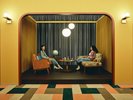 2nd Roomは、ミッドセンチュリーデザインのインテリアや色遣いが印象的な空間。