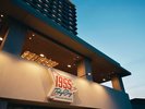 夕暮れの灯りが映えるフォトジェニックな正面エントランス。