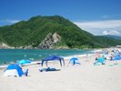 当館より徒歩10分にあり浜坂県民サンビーチ。白砂の海岸で、夏は海水浴で人気です。