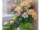 館内には地元で咲く花を生けております