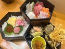 夕食付プラン限定の特別メニューの3段のお重からなる彩り豊かな開けてびっくりの特別海鮮重。