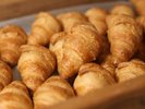 発酵バターを使用した焼き立てクロワッサン
