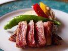 【食事一例】ジューシーなステーキで至福のひとときを堪能