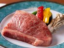 【食事一例】柔らかい肉質とジューシーさ、ステーキで贅沢な食事時間