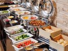 地元の味と四季の彩りを愉しめる朝食はブッフェでご提供。朝6:30からご宿泊者様をお待ちしております。