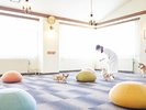 【屋内ドッグラン】雨の日でも安心♪ほかのワンちゃんとも仲良く遊べます!