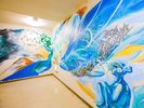 Basement Hallway / 地元アーティストの壁画を見ながらフロントへ
