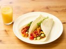 Breakfast/朝食ビュッフェ:たっぷり野菜とスパイシーミートの朝タコス
