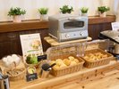 Breakfast/朝食ビュッフェ:自分で作る温泉エッグベネディクト