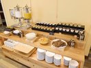 Breakfast/朝食ビュッフェ:スイーツ&ドリンクコーナー。手作り焼き菓子もどうぞ。