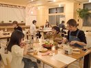 Dinner/夕食:目の前で仕上げる料理やシェフによるフランベなど、ライブ感あるディナータイム
