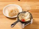 Dinner/夕食:コース例…目の前でグツグツがたまらない!山海のアヒージョと地元パン屋のバゲット