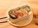 Dinner/夕食:コース例…登山などで使用されるご飯炊き器具「メスティン」で炊き上げる海鮮パエリアも絶品