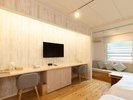 Yubana Room/ユバナルーム:週に一度行われる湯花流し「ミルキーデイ」の白濁の湯をイメージした客室