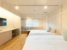 Yubana Room/ユバナルーム:週に一度行われる湯花流し「ミルキーデイ」の白濁の湯をイメージした客室