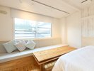Yubana Room/ユバナルーム:週に一度行われる湯花流し「ミルキーデイ」の白濁の湯をイメージした客室