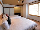 Volcano Room/ボルケーノルーム:火山をイメージした畳の間にセミダブルベッドを配置したコンパクトな客室